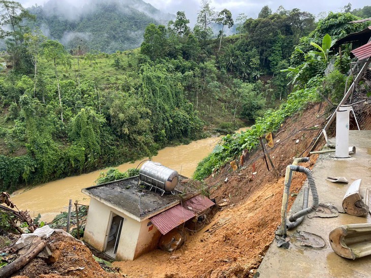 Phố xá Tuyên Quang ngập lút bánh xe sau cơn mưa lớn, miền Bắc mưa to nhiều nơi - Ảnh 6.