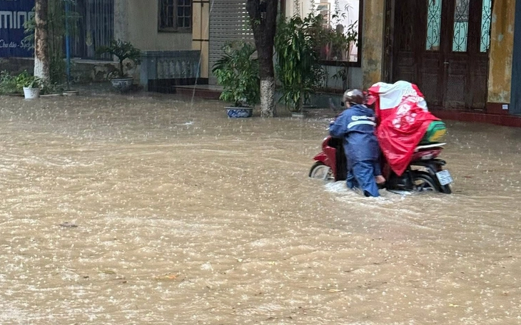 Không khí lạnh áp sát miền Bắc, Hà Nội đang mưa to, cảnh báo ngập lụt nhiều tuyến phố - Ảnh 3.