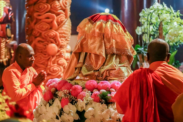 Hàng nghìn người 'đội mưa' đón xá lợi Đức Phật về chùa Phúc Sơn - Ảnh 2. xá lợi - Ảnh 3.