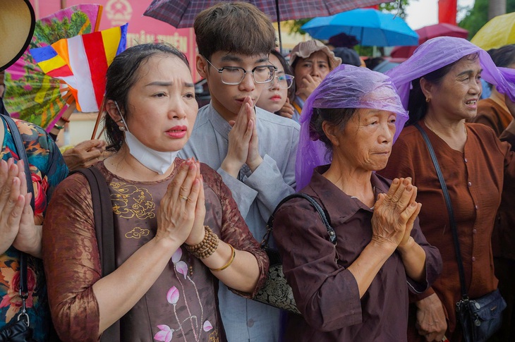 Hàng nghìn người 'đội mưa' đón xá lợi Đức Phật về chùa Phúc Sơn - Ảnh 1. xá lợi - Ảnh 1.