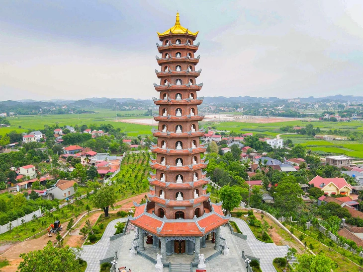 Hàng nghìn người 'đội mưa' đón xá lợi Đức Phật về chùa Phúc Sơn - Ảnh 3. xá lợi - Ảnh 4.