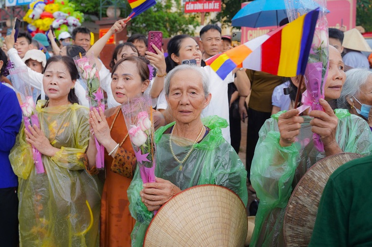 Hàng nghìn người 'đội mưa' đón xá lợi Đức Phật về chùa Phúc Sơn - Ảnh 5. xá lợi - Ảnh 6.