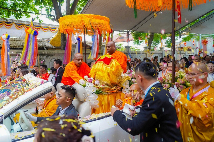 Hàng nghìn người 'đội mưa' đón xá lợi Đức Phật về chùa Phúc Sơn - Ảnh 2. xá lợi - Ảnh 2.
