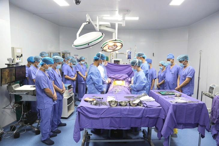 Xúc động với hình ảnh người vợ quỳ gối tiễn biệt tạng chồng - Ảnh 2. Người vợ quỳ gối khóc tiễn biệt tạng của chồng trước khi hiến tặng - Ảnh 2.