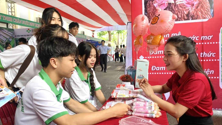 Sinh viên muốn việc làm lương cao cần cải thiện kỹ năng mềm - Ảnh 1.