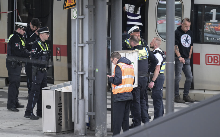 Đâm dao liên hoàn tại metro Paris, 3 người bị thương - Ảnh 3.
