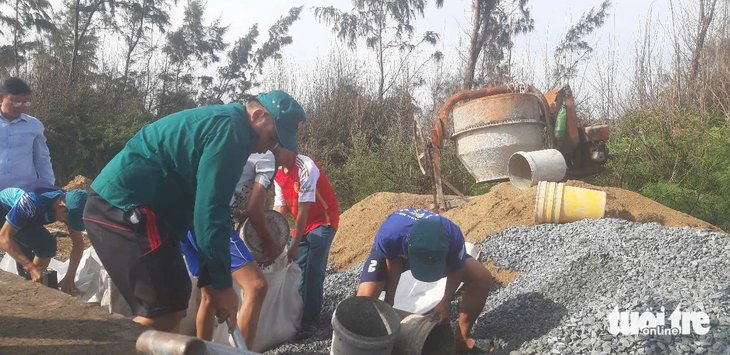 Công bố tình huống khẩn cấp sạt lở bờ biển và khu vực cửa sông Trà Cú - Ảnh 3.