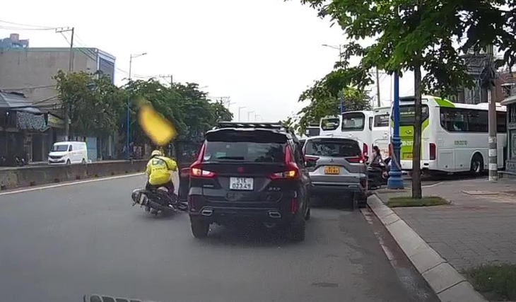 Tài xế ô tô mở cửa xe bất cẩn, hất văng tài xế xe ôm công nghệ ở Thủ Đức Tài xế ô tô mở cửa xe bất cẩn, hất văng tài xế xe ôm công nghệ ở Thủ Đức