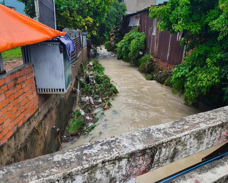 nước cuốn trôi - Ảnh 1.