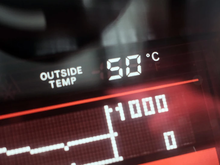 Chưa hè, UAE đã nóng như lò nướng, tới 50,4 độ C - Ảnh 1.