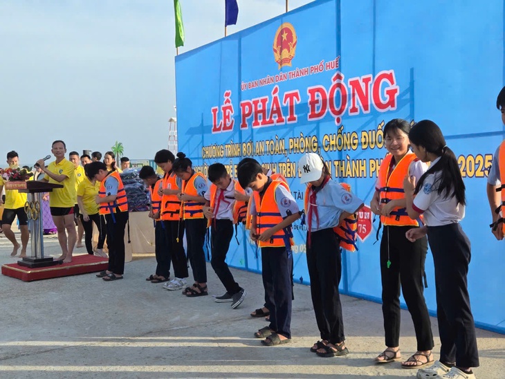 Huế tặng 2.000 áo phao để phòng chống đuối nước cho học sinh và người dân Huế tặng 2.000 áo phao để phòng chống đuối nước cho học sinh và người dân