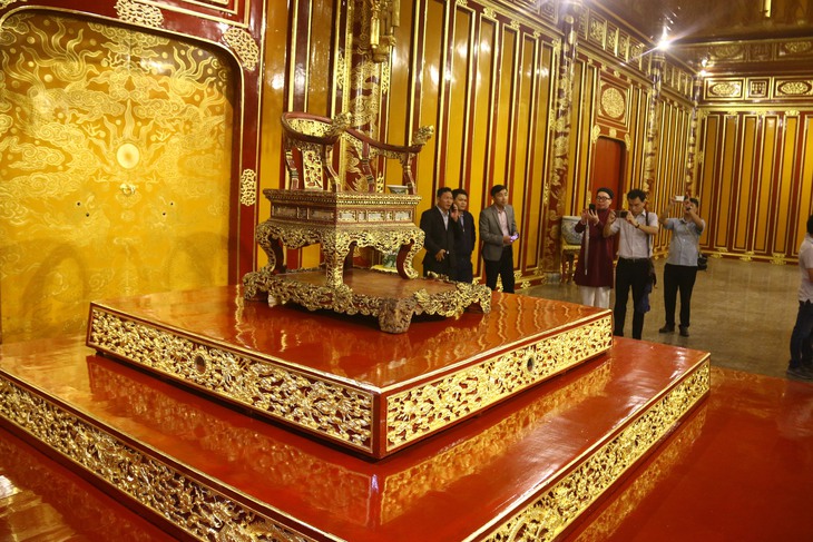 Không tin nổi: Bảo vật quốc gia – ngai vàng triều Nguyễn bị khách tham quan bẻ gãy Không tin nổi: Bảo vật quốc gia – ngai vàng triều Nguyễn bị khách tham quan bẻ gãy