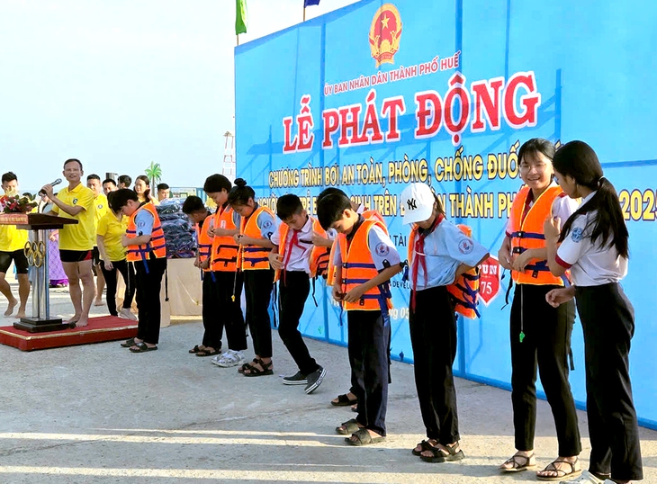 Huế tặng 2.000 áo phao để phòng chống đuối nước cho học sinh và người dân - Ảnh 1.