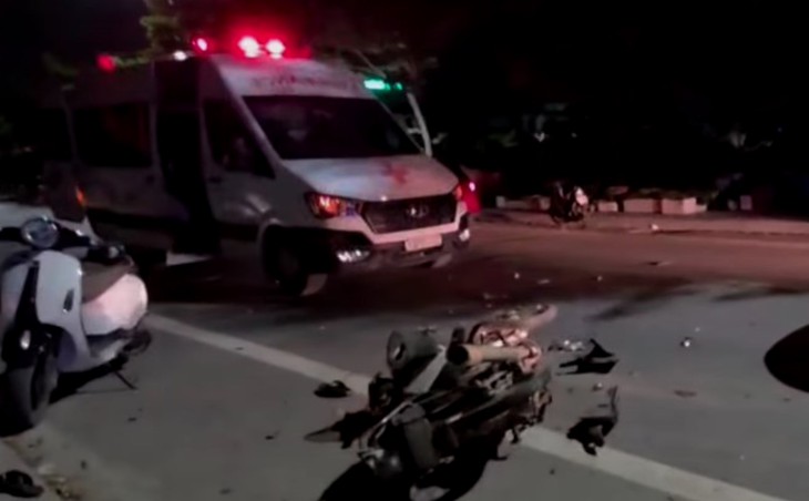 Xe taxi bỏ chạy sau va chạm với xe máy, bỏ mặc hai người bị thương giữa đường Xe taxi bỏ chạy sau va chạm với xe máy, bỏ mặc hai người bị thương giữa đường