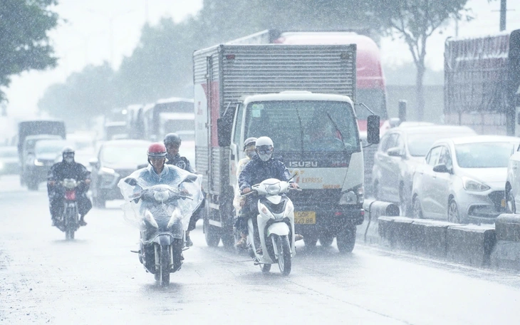 Mưa ở Nam Bộ, TP.HCM không lớn như dự báo, vì sao? - Ảnh 2.