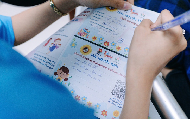 Bệnh nhi ung thư háo hức nhận đúng món quà mong ước dịp Tết Thiếu nhi - Ảnh 4.