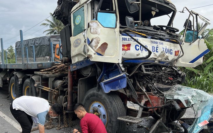 Tài xế xe tải chết vì tông vào đuôi xe container trên cao tốc TP.HCM - Trung Lương - Ảnh 2.