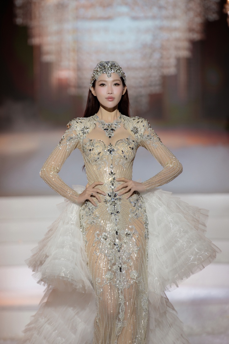 Hoàng Thùy đẹp tựa nữ thần trong thiết kế của Chung Thanh Phong - Ảnh 8. Hoàng Thùy đẹp tựa nữ thần trong thiết kế của Chung Thanh Phong - Ảnh 8.