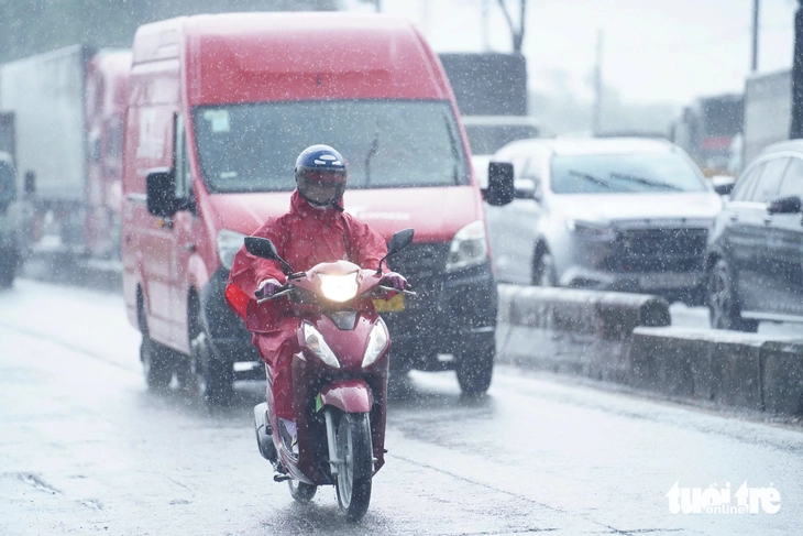 Mưa ở Nam Bộ, TP.HCM không lớn như dự báo, vì sao? - Ảnh 1. mưa - Ảnh 1.