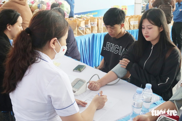 Hơn 1.000 thanh niên công nhân được khám, cấp thuốc miễn phí - Ảnh 1.