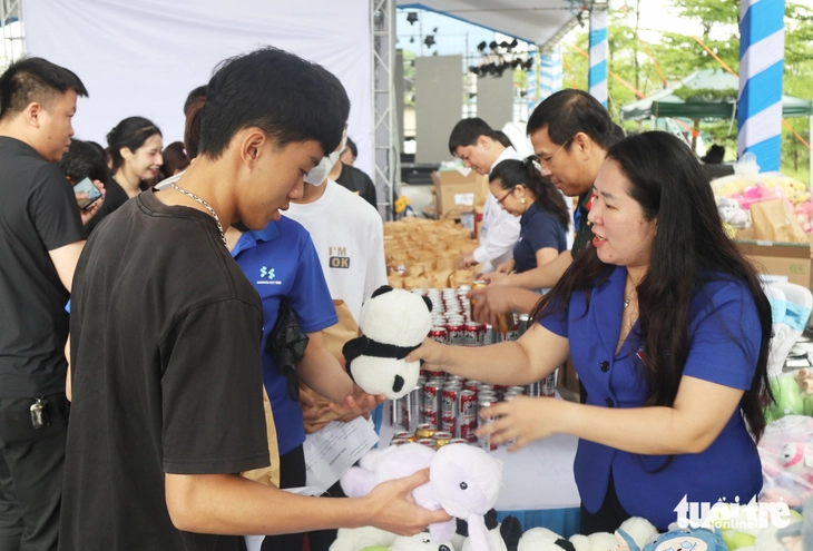 Hơn 1.000 thanh niên công nhân được khám, cấp thuốc miễn phí - Ảnh 5.