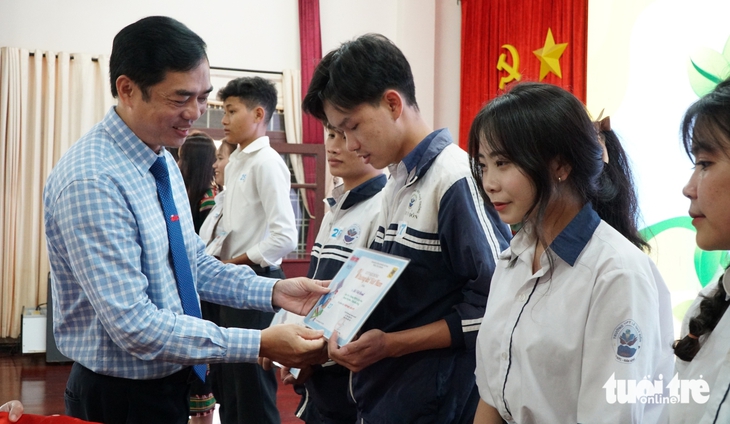 Trao học bổng Vì tương lai Việt Nam cho học sinh Đắk Nông vượt khó, học tốt - Ảnh 3. Vì tương lai Việt Nam - Ảnh 3.