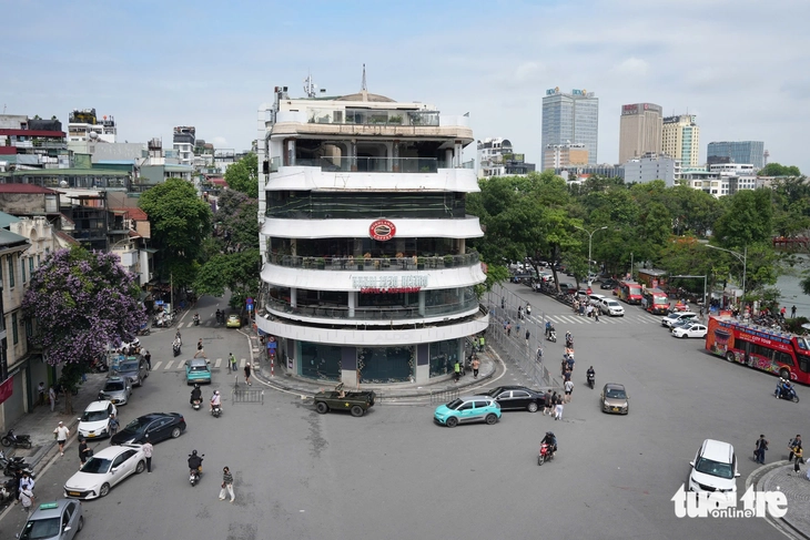 Bắt đầu bao bọc 'Hàm cá mập' để chuẩn bị phá dỡ - Ảnh 1.