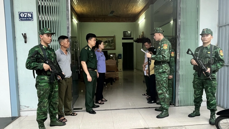 Bắt 4 phụ nữ giấu tiền trong người mang sang Trung Quốc - Ảnh 3.