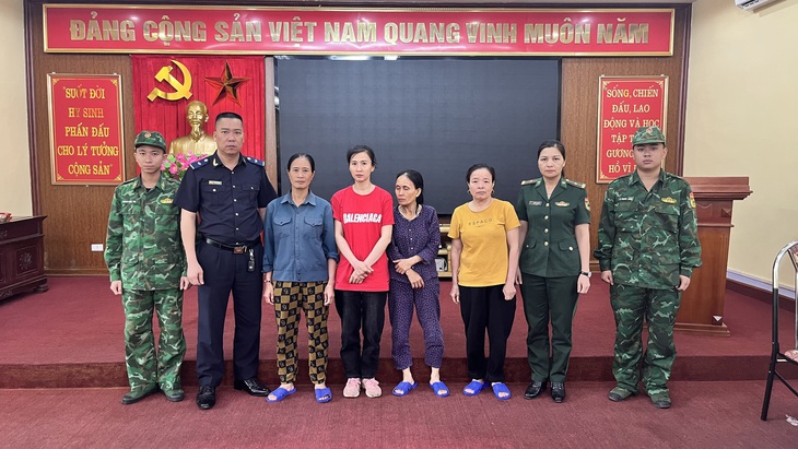 Bắt 4 phụ nữ giấu tiền trong người mang sang Trung Quốc - Ảnh 2.