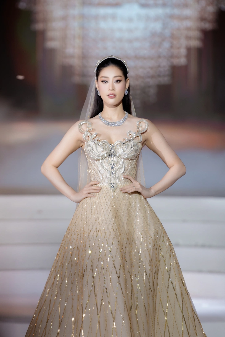Hoàng Thùy đẹp tựa nữ thần trong thiết kế của Chung Thanh Phong - Ảnh 7. Hoàng Thùy đẹp tựa nữ thần trong thiết kế của Chung Thanh Phong - Ảnh 7.