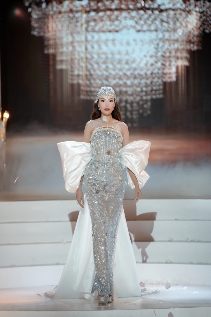 Hoàng Thùy đẹp tựa nữ thần trong thiết kế của Chung Thanh Phong - Ảnh 6. Chung Thanh Phong - Ảnh 6.