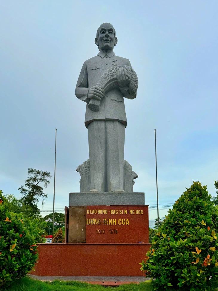 Vì sao phải di dời tượng đài Lương Định Của sau 5 năm khánh thành? - Ảnh 1.