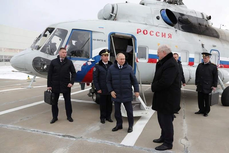 Nga tố Ukraine dùng drone tấn công dữ dội trực thăng chở ông Putin - Ảnh 1. Nga tố Ukraine dùng drone tấn công dữ dội trực thăng chở ông Putin - Ảnh 1.