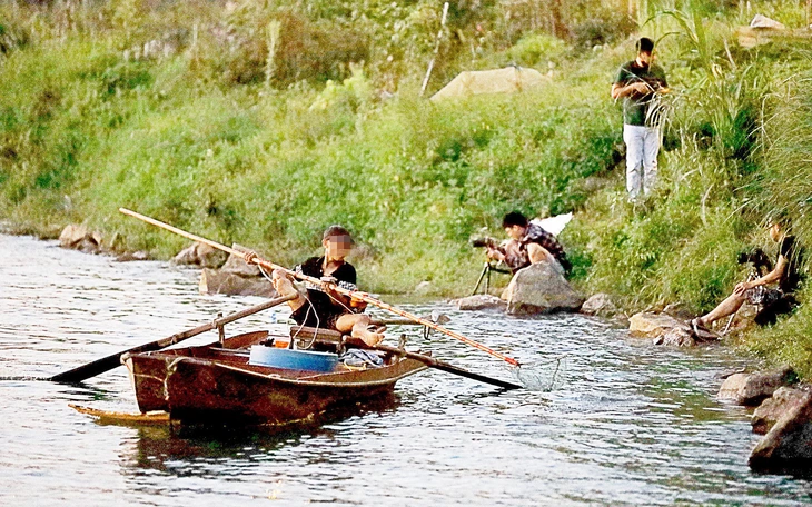 Tận diệt cá dưới chân cầu Long Biên: Cục Thủy sản và Kiểm ngư đề nghị xử lý nghiêm - Ảnh 4.