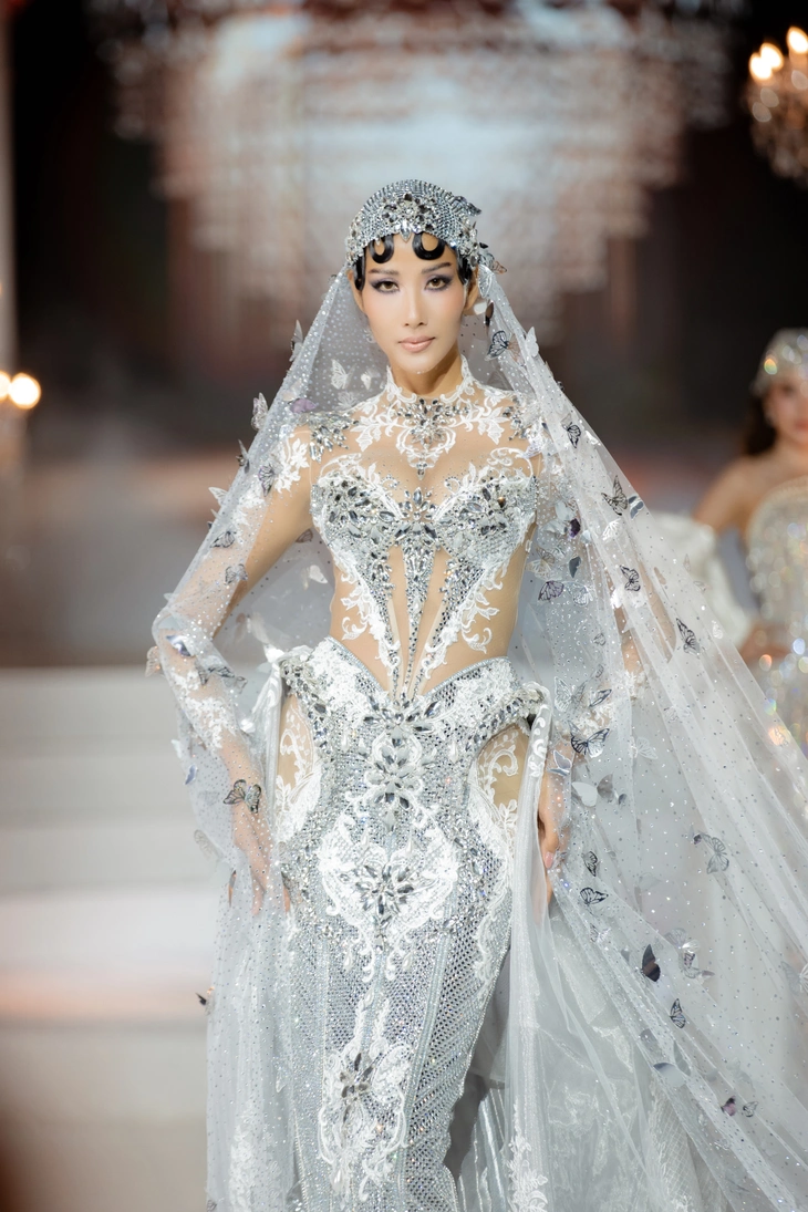 Hoàng Thùy đẹp tựa nữ thần trong thiết kế của Chung Thanh Phong - Ảnh 3. Hoàng Thùy đẹp tựa nữ thần trong thiết kế của Chung Thanh Phong - Ảnh 3.