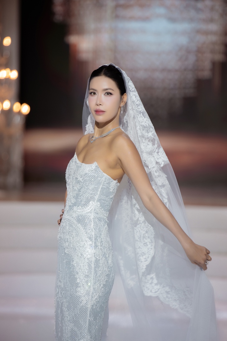 Hoàng Thùy đẹp tựa nữ thần trong thiết kế của Chung Thanh Phong - Ảnh 4. Hoàng Thùy đẹp tựa nữ thần trong thiết kế của Chung Thanh Phong - Ảnh 4.