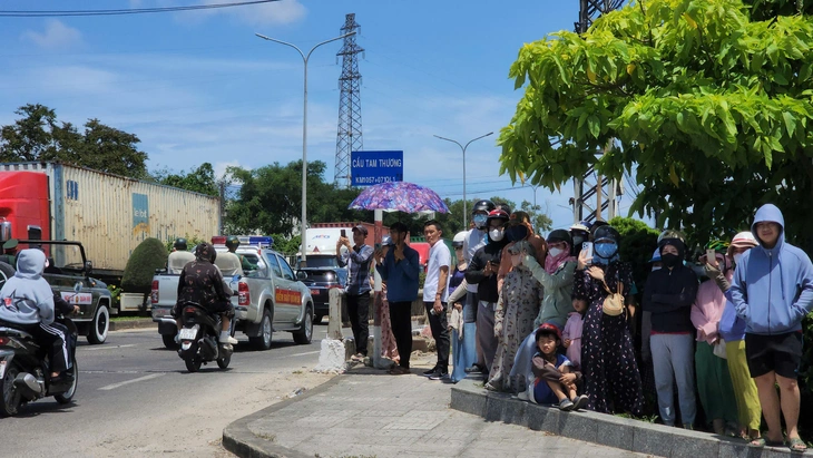 Đưa linh cữu nguyên Chủ tịch nước Trần Đức Lương về quê nhà Phổ Khánh - Ảnh 3.