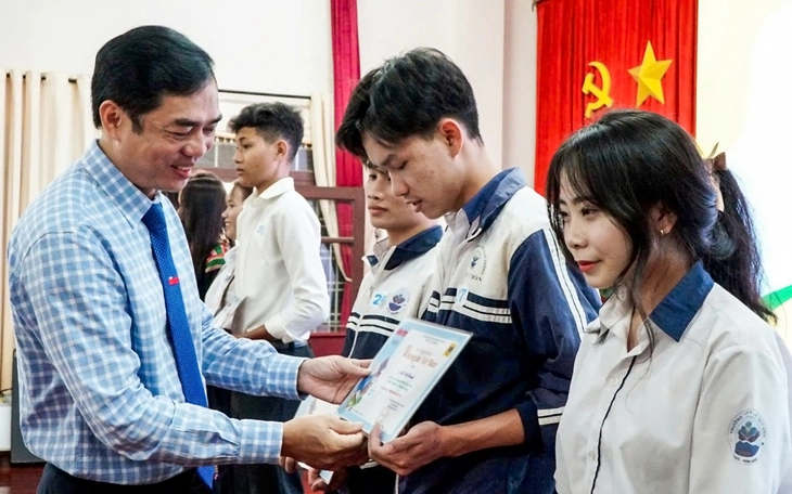 70 suất học bổng của báo Tuổi Trẻ sẻ chia với học trò Gia Lai sau bão - Ảnh 5.