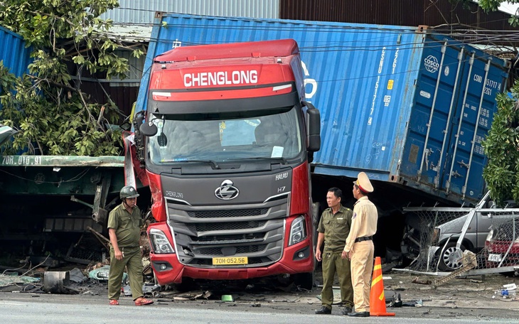 Xe khách giường nằm va chạm với xe container trên quốc lộ 13, 5 người bị thương - Ảnh 4.