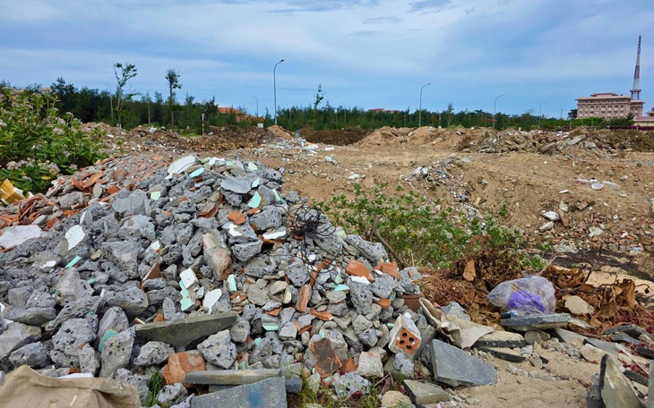 Tùy tiện đổ rác thải xây dựng - Ảnh 2.