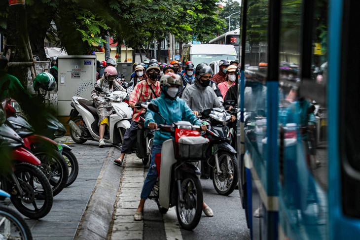 Cảnh sát giao thông Hà Nội tăng cường máy quay ghi hình vi phạm tại các nút giao trọng điểm - Ảnh 5.