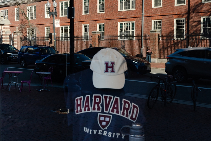 Ông Trump 'đánh' vào Harvard, kinh tế Mỹ bị vạ lây? - Ảnh 1.