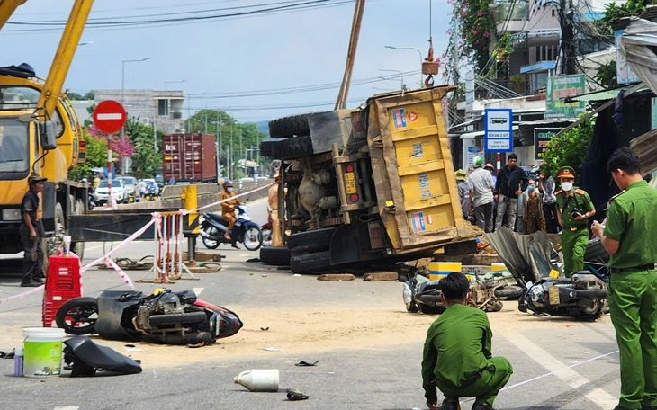 Ô tô lao xuống sông, ông ngoại và cháu 30 tháng tuổi may mắn thoát chết - Ảnh 2.