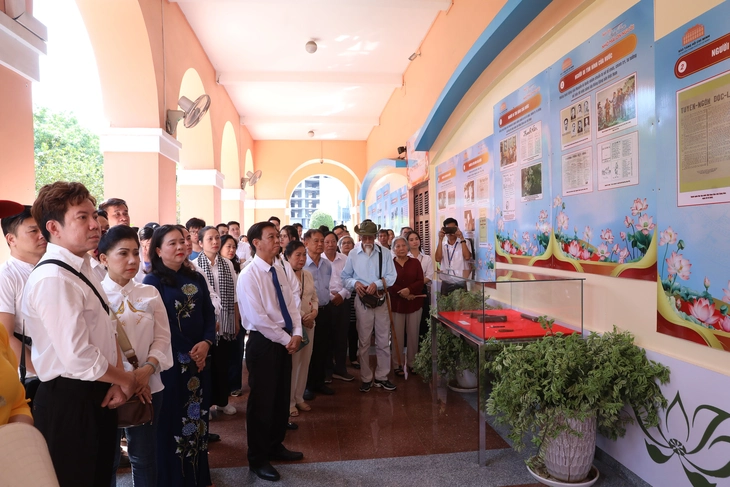 Văn nghệ sĩ TP.HCM dâng hương Chủ tịch Hồ Chí Minh, tham quan dinh Độc Lập - Ảnh 2. Văn nghệ sĩ TP.HCM - Ảnh 2.
