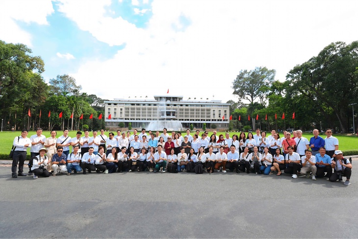 Văn nghệ sĩ TP.HCM dâng hương Chủ tịch Hồ Chí Minh, tham quan dinh Độc Lập - Ảnh 4. 115 văn nghệ sĩ TP.HCM dâng hương tưởng nhớ Chủ tịch Hồ Chí Minh - Ảnh 4.