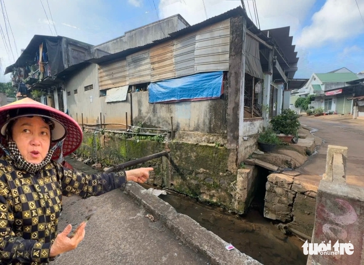 Những tuyến đường phố núi Ban Mê cứ mưa là ngập, dân ngâm mình dắt xe - Ảnh 2.