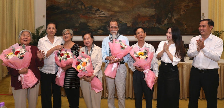 Văn nghệ sĩ TP.HCM dâng hương Chủ tịch Hồ Chí Minh, tham quan dinh Độc Lập - Ảnh 3. Văn nghệ sĩ TP.HCM - Ảnh 3.
