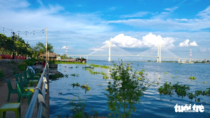 Ngồi trên bờ kè trăm tỉ ngắm trọn hoàng hôn sông Tiền - Ảnh 1.