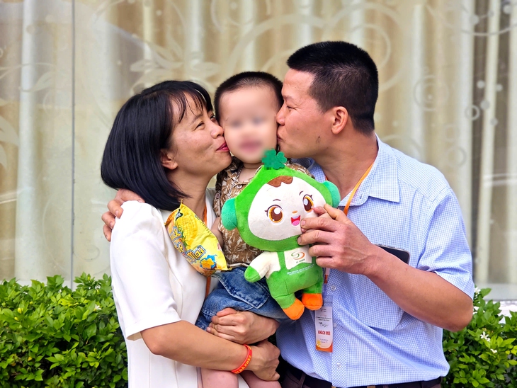 Từng ly hôn vì không có con, cặp vợ chồng tái hôn rồi có con ‘chính chủ’ - Ảnh 1.