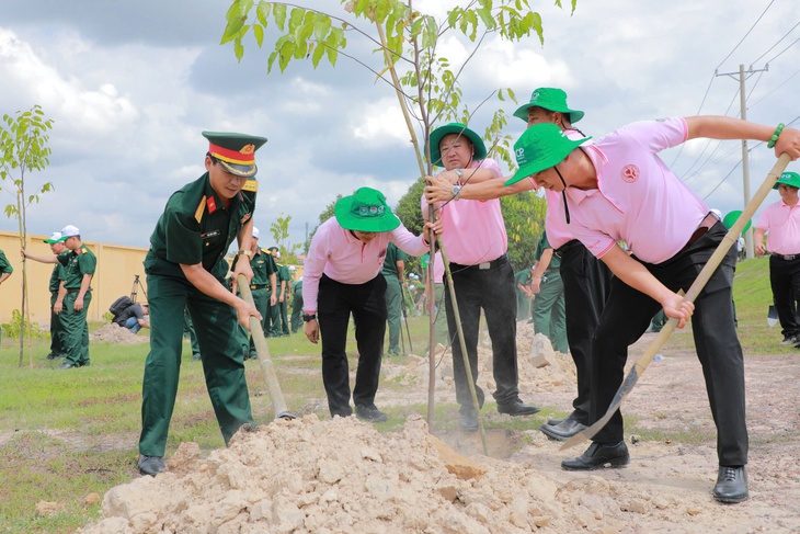 C.P. Việt Nam nhận bằng khen vì đóng góp bền vững - Ảnh 4.